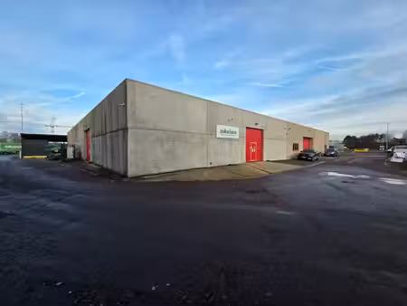 entrepôt de 800m² avec quais et espace extérieur