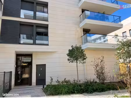 studio proche rer a dans quartier agréable