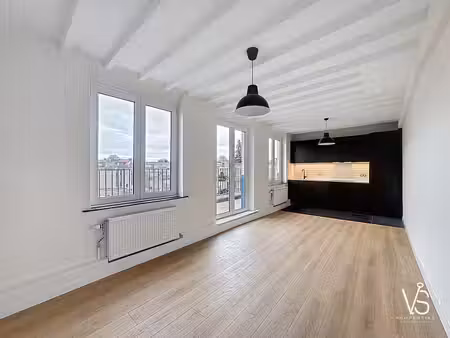 superbe penthouse remis a neuf 2 ch+bureau avec terrasse!