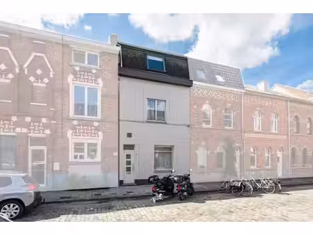maison familiale à rénover avec 4 chambres  jardin ensoleill