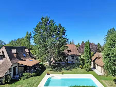 trois maisons en pierre  piscine et étang