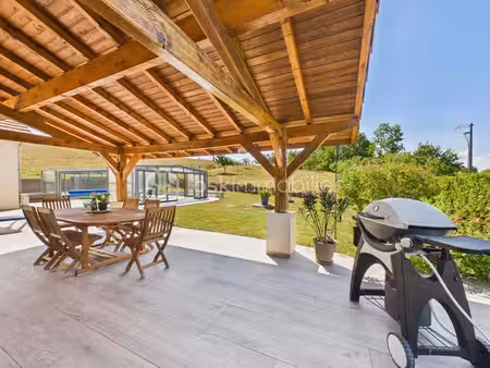 propriété au calme avec piscine et gite