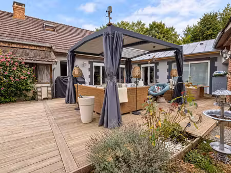 maison familiale avec vaste terrain et bel espace extérieur