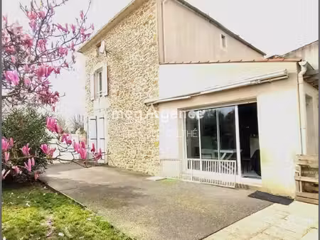 moutier-sur-le-lay maison en pierres de 170 m² sur terrain clos de 808 m²
