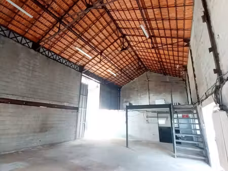 bâtiment professionnel de 250 m2 couverts sur parcelle de 732 m2 close