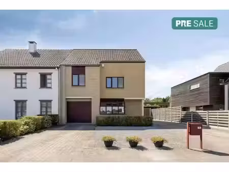 spacieuse maison mitoyenne avec piscine et 5 chambres