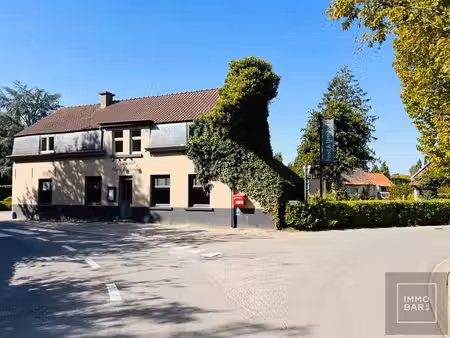 horecaparel tussen het groen van latem