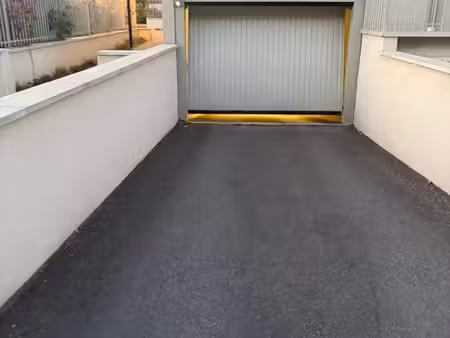 genas azieu garage fermée à louer