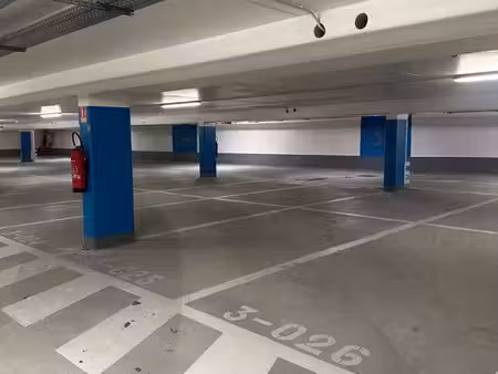180 places de parking