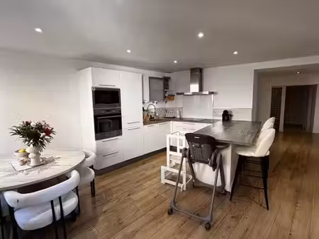 ? à vendre – appartement duplex atypique de 91 m² – centre-ville de roquevaire