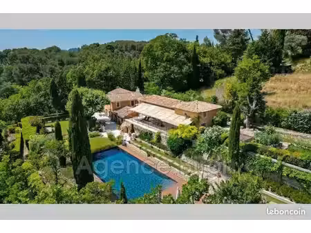 maison 8 pièces 325 m²