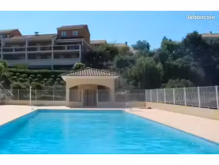 magnifique 4 pièces à cannes grand parc avec piscines