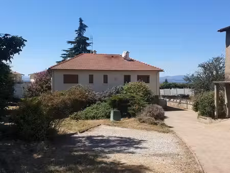 maison sur propriété tranquille en plein centre village