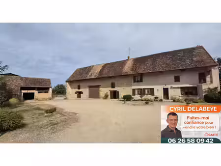 ferme t3 de caractère à saint-marcelin-de-cray : cour fermée  partie vie de plain-pied et 