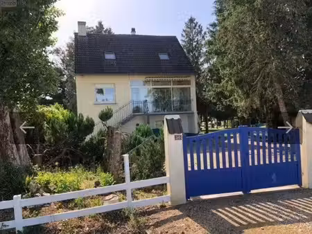 maison avec piscine sur beau terrain arboré