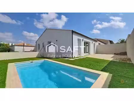 villa de 93 m² avec trois chambres et piscine.