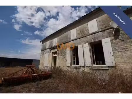 maison à rénover avec nombreuses dépendances