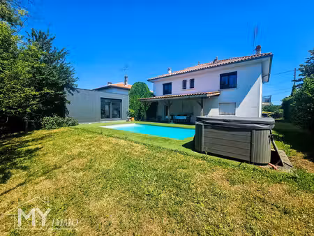 pineuilh – maison familiale avec piscine  spa et beaux espaces extérieurs