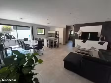 villa avec jacuzzi et piscine
