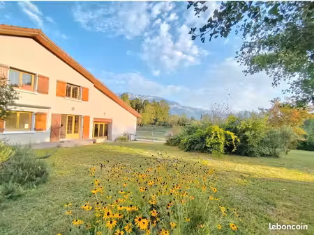 maison ancienne atypique de 169 m2 avec dépendances  grand terrain plat et vues sur les mo