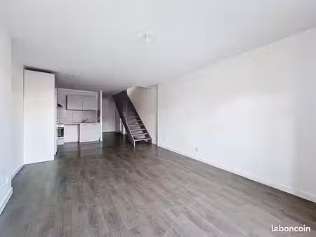 beau t3 de 99m² à 700 + 30 de charge