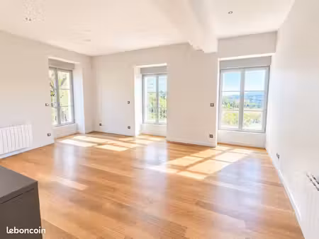 t3 dans château de la buisse au cœur d’un parc arboré