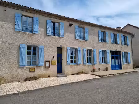 belle propriété de caractère avec jardin et dépendances au cœur de charroux