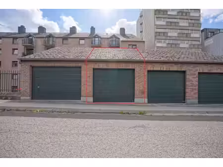garage avec mezzanine idéalement situé!