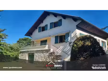maison 9 pièces 221 m²