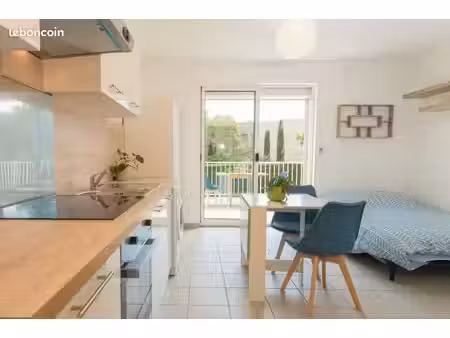 studio équipé neuf et lumineux avec terrasse et pergola