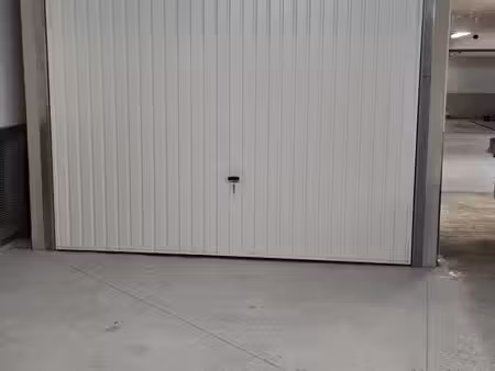 garage fermé et sécurisé de 17 m² à clamart — grand format  accès t6 immédiat