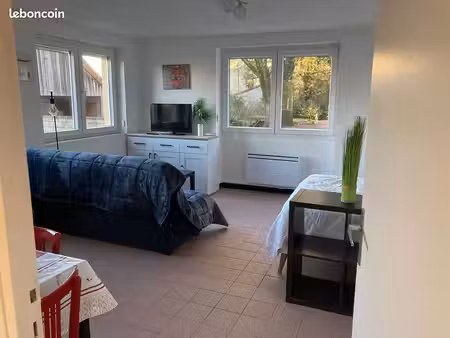 spacieux studio calme avec grande cuisine et confort moderne