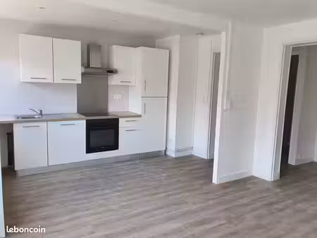 chauffage compris dans les charges / appartement t2 trés lumineux de 44 m2 + local