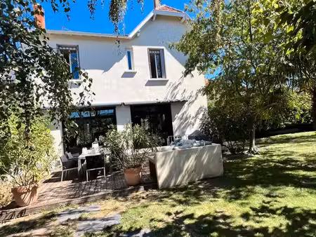maison de caractère entièrement rénové avec piscine et jacuzzi roanne