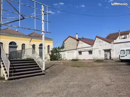 local 2 400 m²