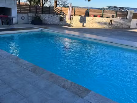 maison meublé avec grande piscine au sel et propriété entièrement clôturée