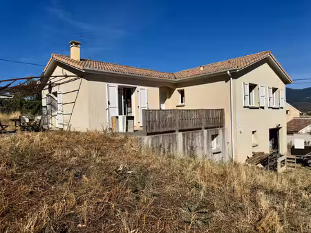 maison d'habitation sur sous sol complet et terrain de 1100m