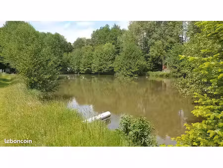 terrain avec étang