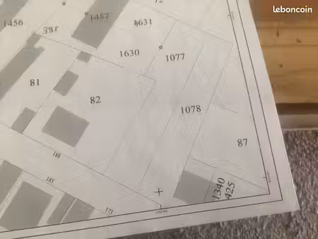 terrain à construite numéro 1077 et 1078