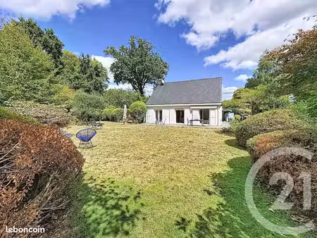 maison avec très beau terrain proche commerces et vannes