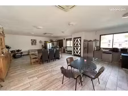 maison 7 pièces 196 m²