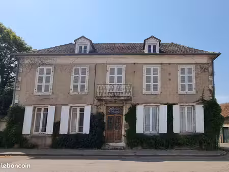 belle demeure de caractère avec jardin dans petit village près de moulins sur alliier