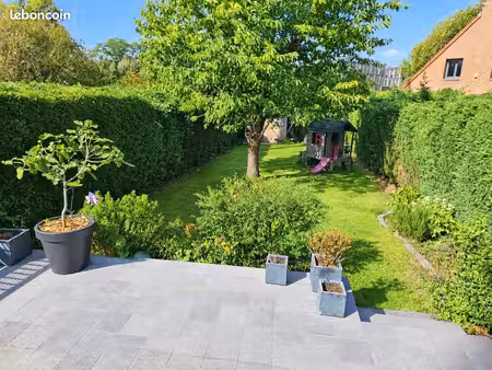maison semi individuelle avec beau jardin