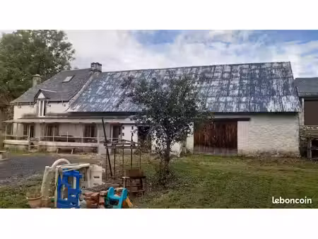 maison au cœur de l'auvergne  entre puy de sancy  chaine des monts dore et puy mary et la 