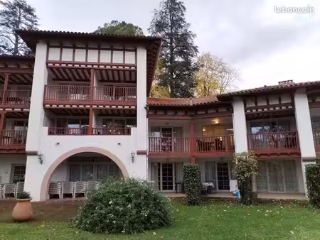 2 pièces dans résidence avec piscine