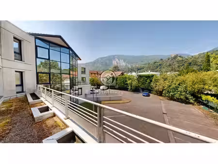 corenc - a louer bureaux avec ascenseur et climatisation - p