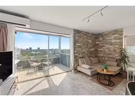 t3 lumineux et climatise avec balcon et parking - coeur cartoucherie