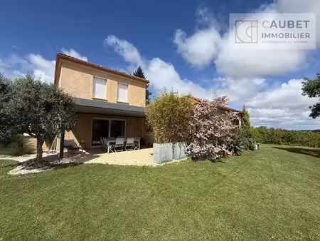maison familiale de 220 26 m² avec piscine et vue dégagée.