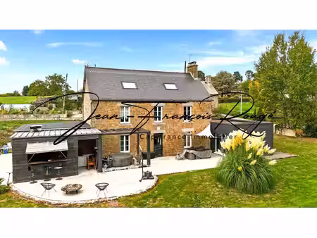 a trois kilomètres du centre de tessy sur vire  charmante maison en pierres rénovée d'une 