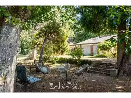 authentique maison en pierre et son jardin bucolique en coeur de village